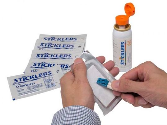 Los Sticklers CleanWipe Singles se pueden utilizar en ambientes hostiles con el líquido de limpieza para obtener conectores perfectamente limpios en las circunstancias más desafiantes.